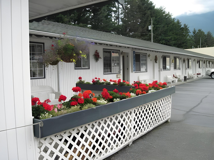 Others 5, Alpine Motel, Fraser Valley
