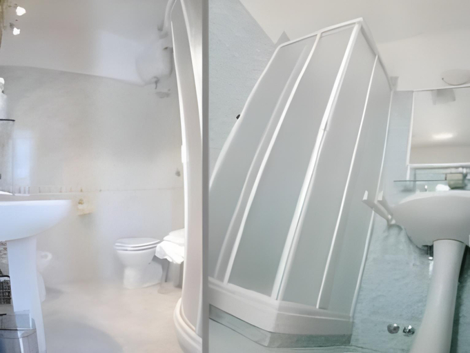 Bathroom 5, Arco di Travertino, Rome