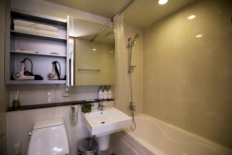 Bathroom 2, SJ Tailored Serviced APT 3min Walk From Seoul STN, Jung