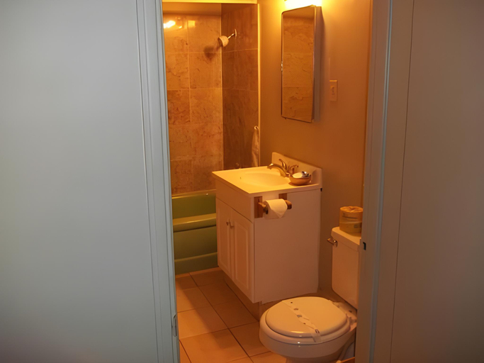 Bathroom 1, Budget Inn -Yreka, Siskiyou