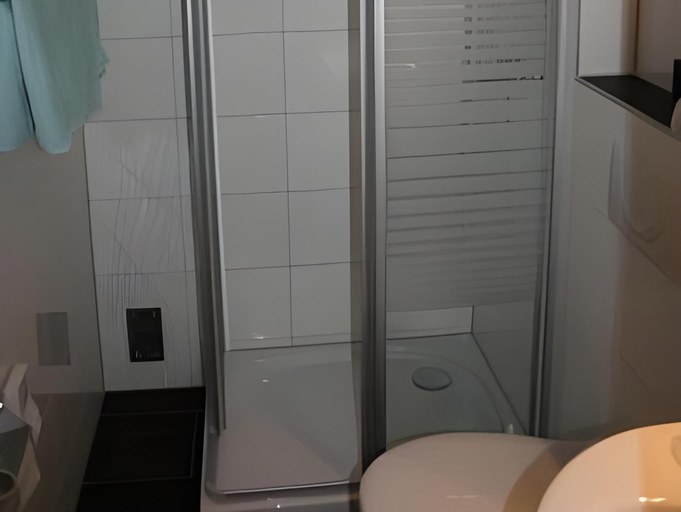 Bathroom 2, Hotel Waldrand, Obersimmental
