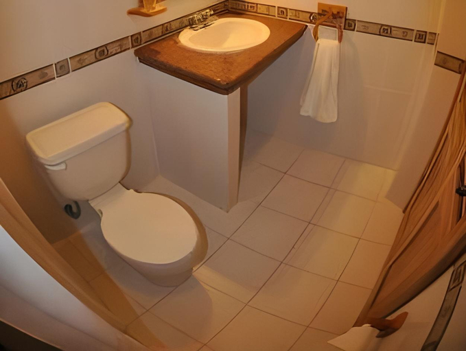 Bathroom 2, Azuluna Ecolodge, Puerto López