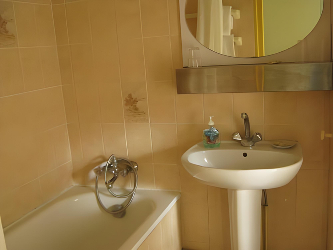 Bathroom 3, Annapolis, Savoie