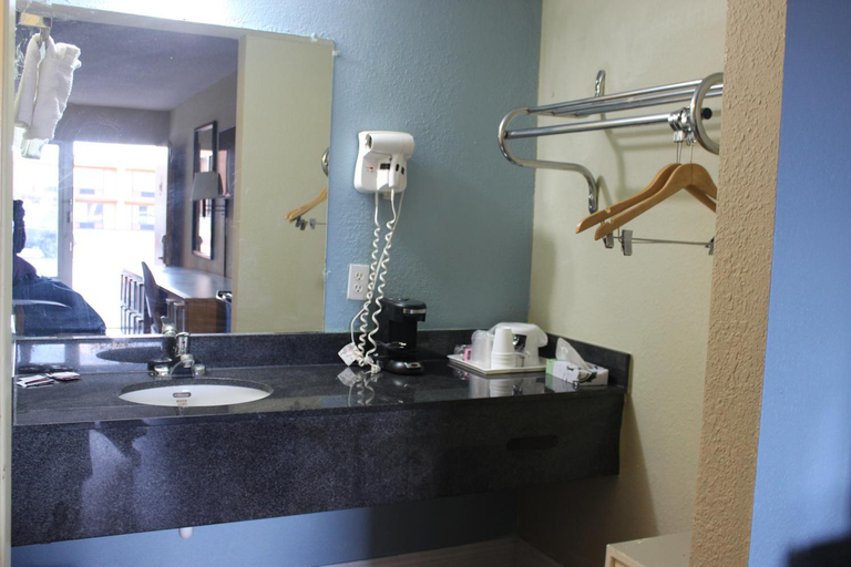 Bathroom 3, Travelodge Near Busch Gardens, Hillsborough