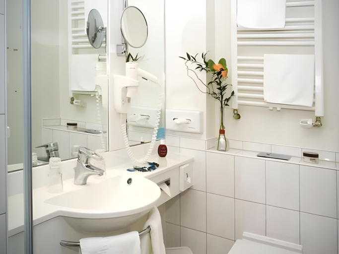 Bathroom 5, Garner Hotel BREMEN NORTH by IHG, Bremen