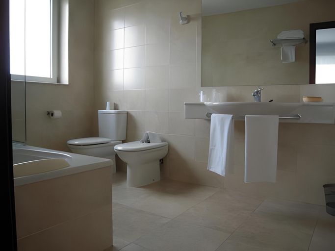 Bathroom 4, Hotel Mendez Nunez, Lugo