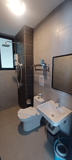 Bathroom 2, Aesthetic 2BR @ Urban Suite (Infinite Pool & Gym), Pulau Penang