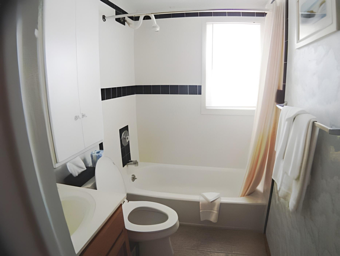 Bathroom 3, Sea Spray Motel, Ocean