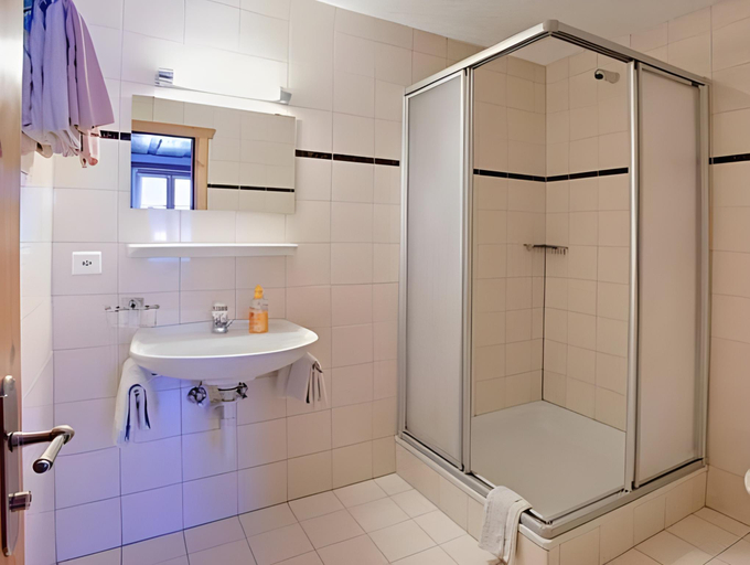 Bathroom 2, Hotel Bahnhof, Visp