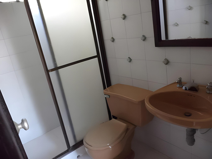 Bathroom 3, Hotel Villa Maritza, Melgar