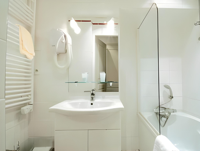 Bathroom 4, Hotel de La Marne, Rhône