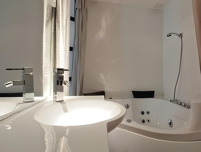Bathroom 3, ApartaSuites Satellite by Abalu Hotels, Madrid