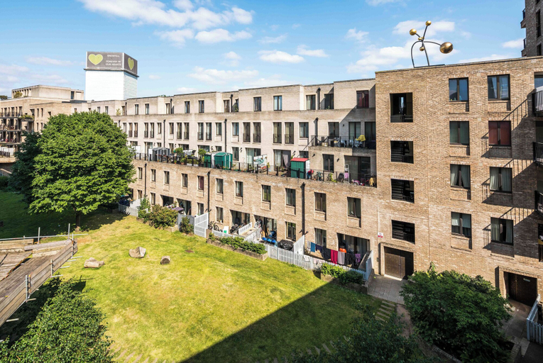 Exterior & Views 2, Shiny and Comfy stay with Underground links nearby!, London
