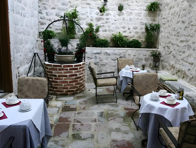 Food & Drinks 5, Galathea Hotel