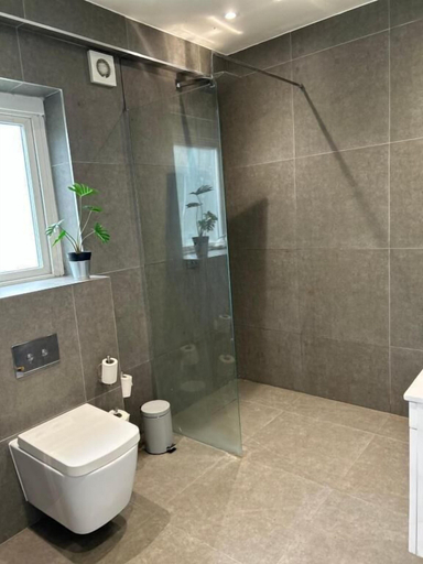 Bathroom, Spacious Deluxe Room with Garden F6, London