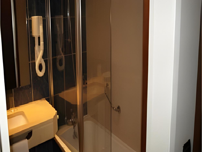 Bathroom 5, Hotel Roca Mar, Santa Cruz