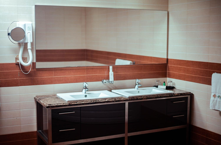 Bathroom 4, Crossroads Hotel Blantyre, Blantyre City