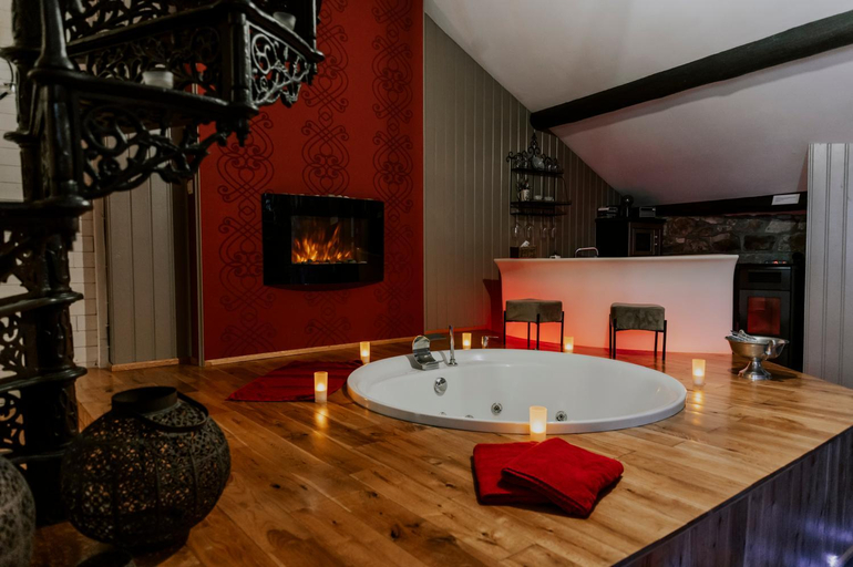 Others 4, L'Eden - Suite privative avec jacuzzi et sauna, Liège