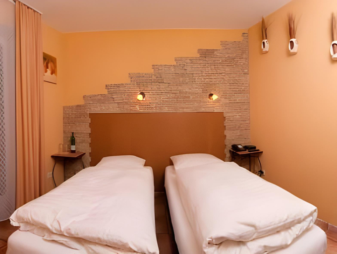 Bedroom 2, Arena Stadt Munchen, München