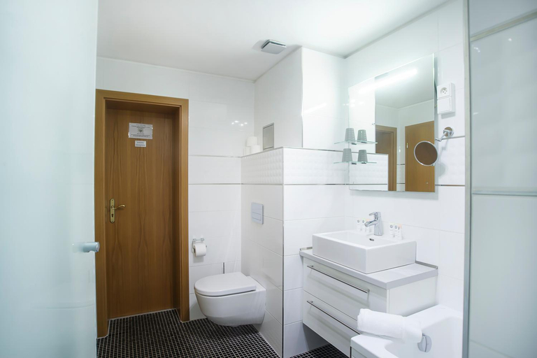 Bathroom 4, Spa Hotel Diana, Cheb