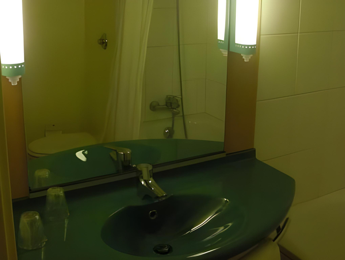 Bathroom 4, ibis Strasbourg Aéroport Le Zénith, Bas-Rhin