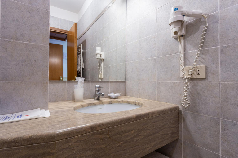 Bathroom 2, Albergo Il Cacciatore, Perugia