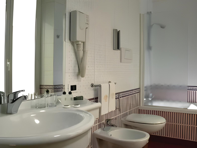 Bathroom 4, Colonna Hotel, Rome