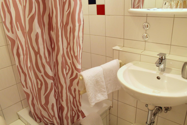 Bathroom 5, Hotel Haus Kastanienhof, Mülheim an der Ruhr