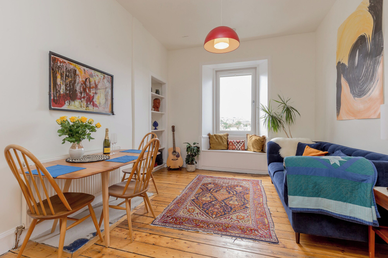 Others 3, Edinburgh Castle Views Stylish 2BD Flat Sleeps 4, Edinburgh
