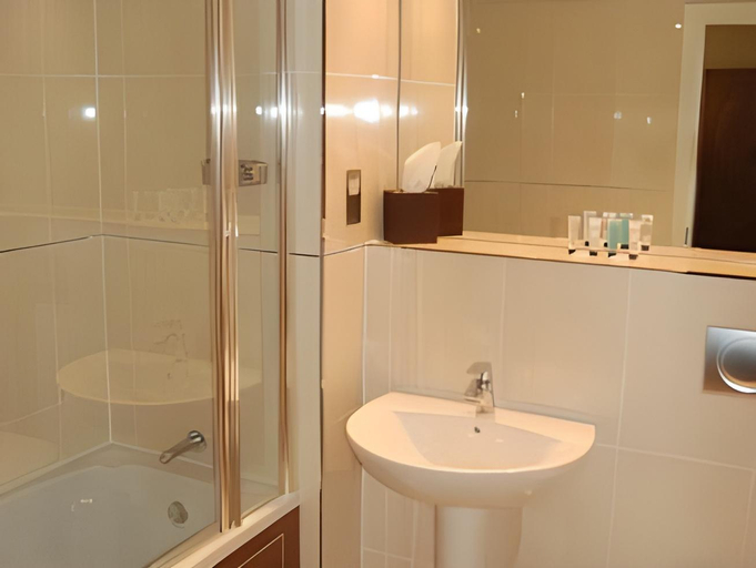 Bathroom 3, Nevis Bank Inn, Highland