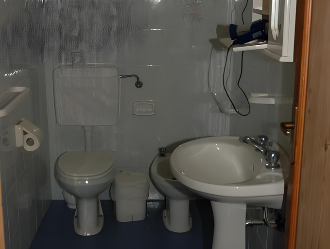 Bathroom 3, Casa Vittorio, Messina