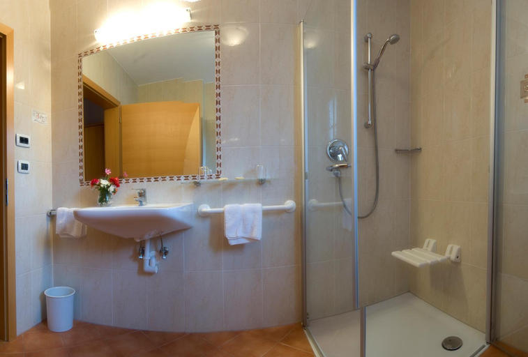 Bathroom 3, Hotel Lowenwirt, Bolzano