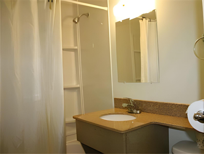 Bathroom 2, Knights Inn - Arnprior ON, Renfrew