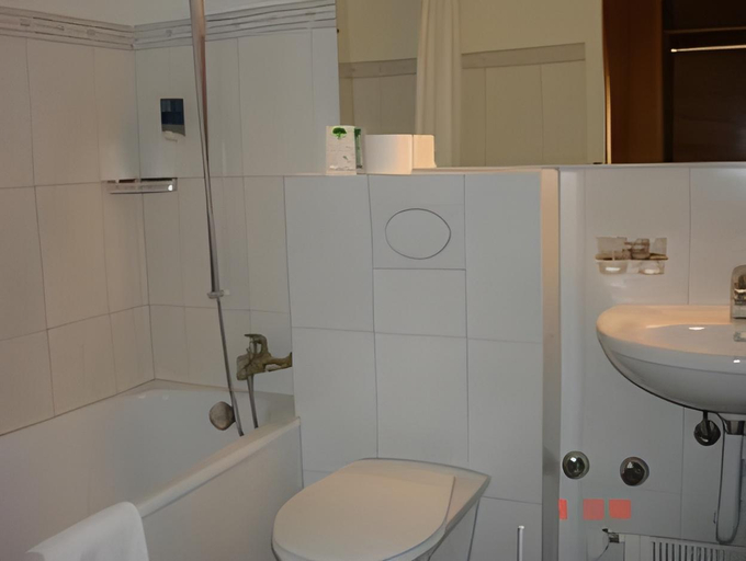 Bathroom 3, Hotel Alphorn, Saanen