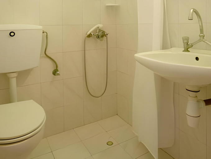 Bathroom 3, Skianthion, Thessaly
