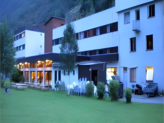 Exterior & Views