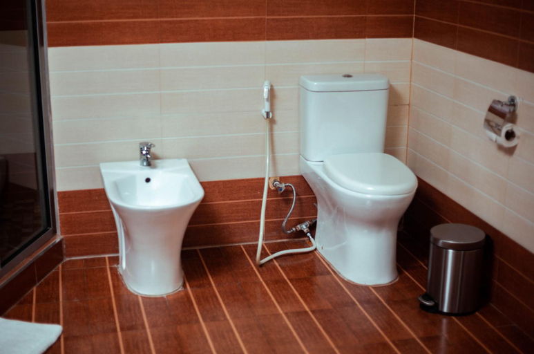 Bathroom 3, Crossroads Hotel Blantyre, Blantyre City