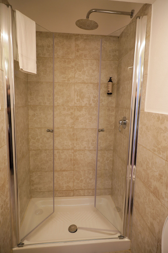 Bathroom 5, La Villetta nel parco, Roma
