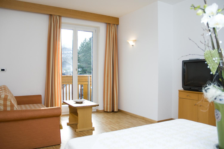 Bedroom, Hotel Lowenwirt, Bolzano