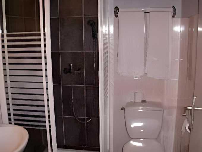 Bathroom 2, Hotel Port Malo, Ille-et-Vilaine
