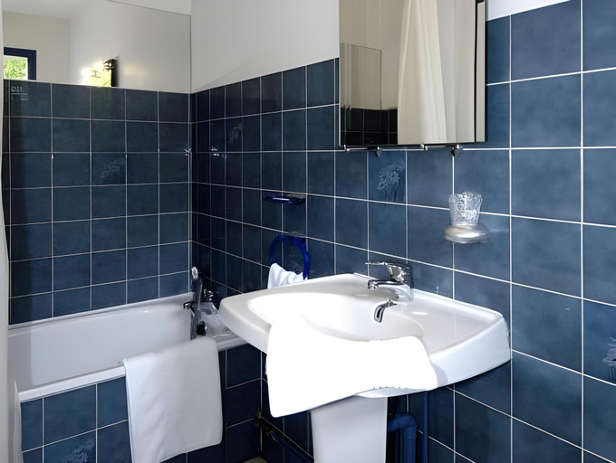 Bathroom 3, Villa Hotel, Aube