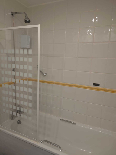 Bathroom 3, Dancenter Birmingham Airport Near Nec, Warwickshire