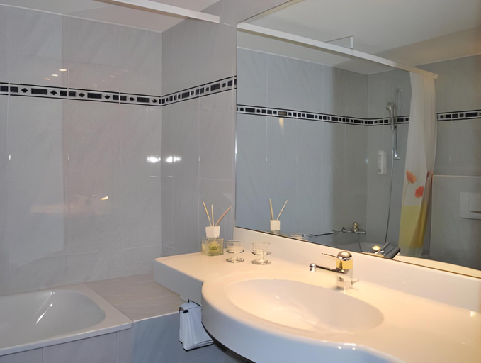 Bathroom 5, La Couronne Hotel & Spa, Visp