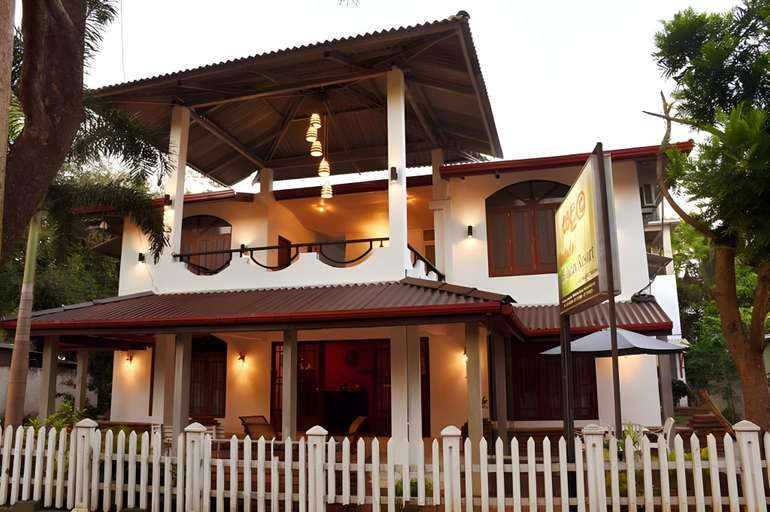 Exterior & Views