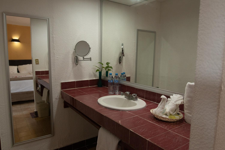 Bathroom 5, Qualton Club Ixtapa All Inclusive, José Azueta