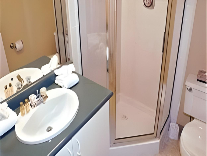 Bathroom 3, Marketplace Lodge, Squamish-Lillooet