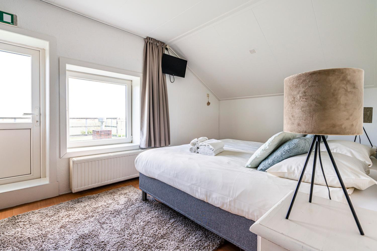 Bedroom 2, Bruist, Sluis