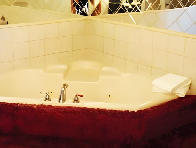 Bathroom 3, Inn Towne Motel, Fraser Valley