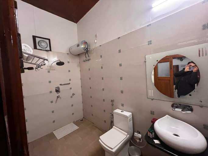 Bathroom 2, Hotel Ganges Majestic, Kaushambi