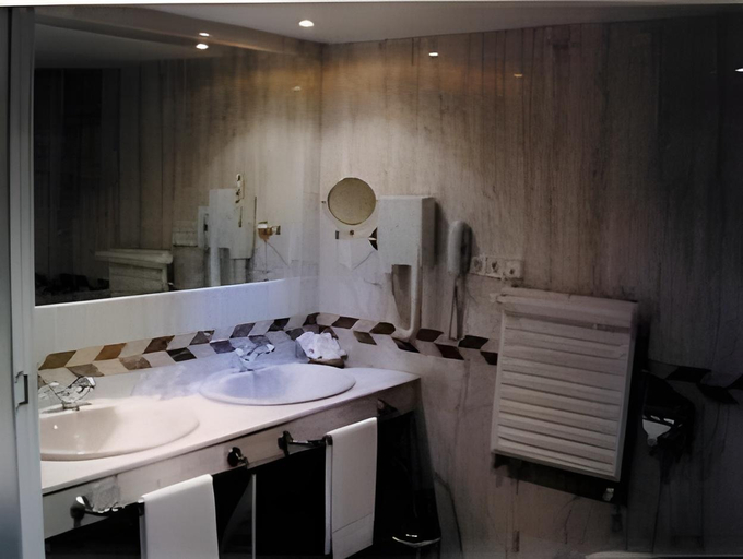 Bathroom 5, Infanta Cristina, Jaén